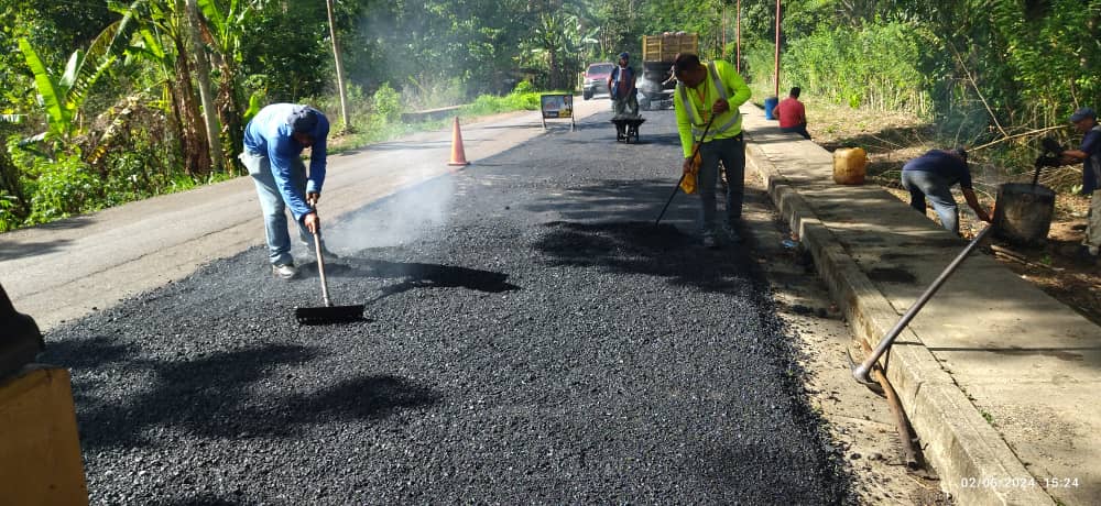 #SepaQue || Equipo de trabajo del @Saves_sucre en conjunto con la Alcaldía del municipio Benítez, realizaron la colocación de 20 toneladas de asfalto en el  sector El Rincón de la TO09

#SucreSeResteaConMaduro