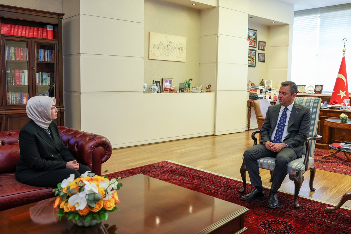 CHP lideri Özgür Özel, Sinan Ateş'in eşi Ayşe Ateş ile görüştü.