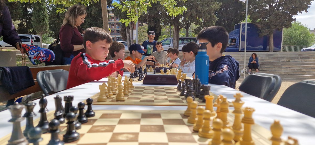 Torneig intergeneracional d'escacs. Adults i infants disputen les partides al Parc Xarau. #RoserdeMaig2024 #Cerdanyola