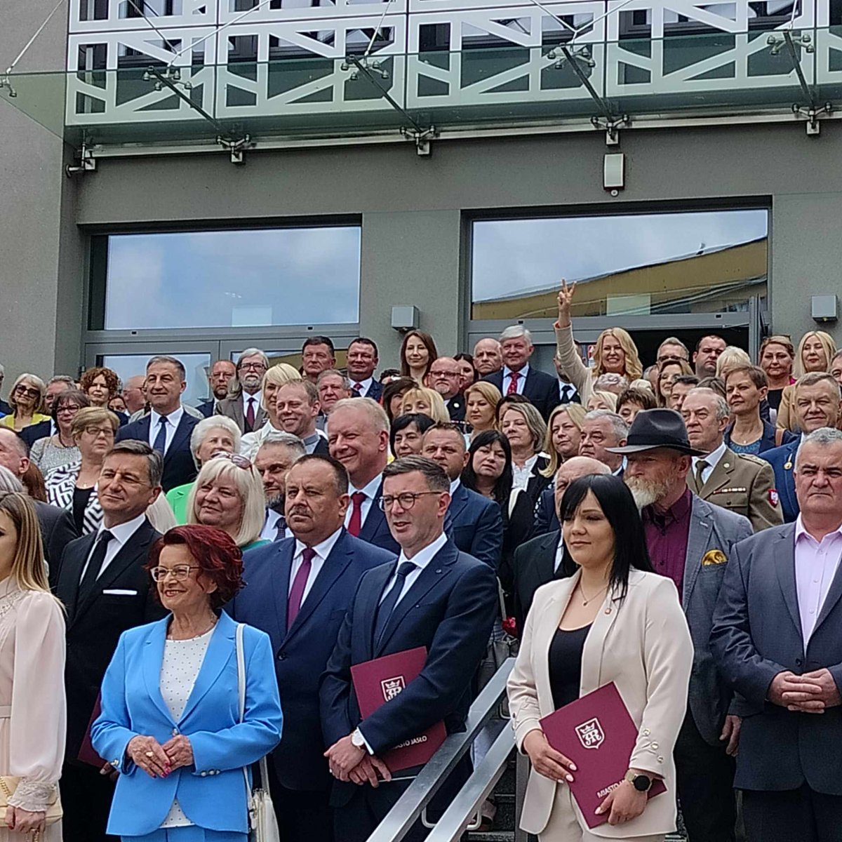 📣 #Jasło ma już oficjalnie nowego Burmistrza✌️Dziś uczestniczyłam w uroczystości zaprzysiężenia Adam Kostrząb na Burmistrza Miasta. Przekazałam gratulacje i życzenia Panu Burmistrzowi oraz zapewniłam o otwartości na współpracę na rzecz #Podkarpacie. Byłam samorządowcem więc…