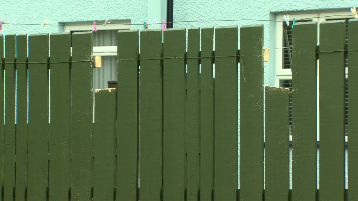 UDA blamed for 'gruesome’ attack as man found with hands nailed to a fence in Bushmills @AllisonMorris1 | @sianalliance 🎧 bbc.co.uk/sounds/play/p0…