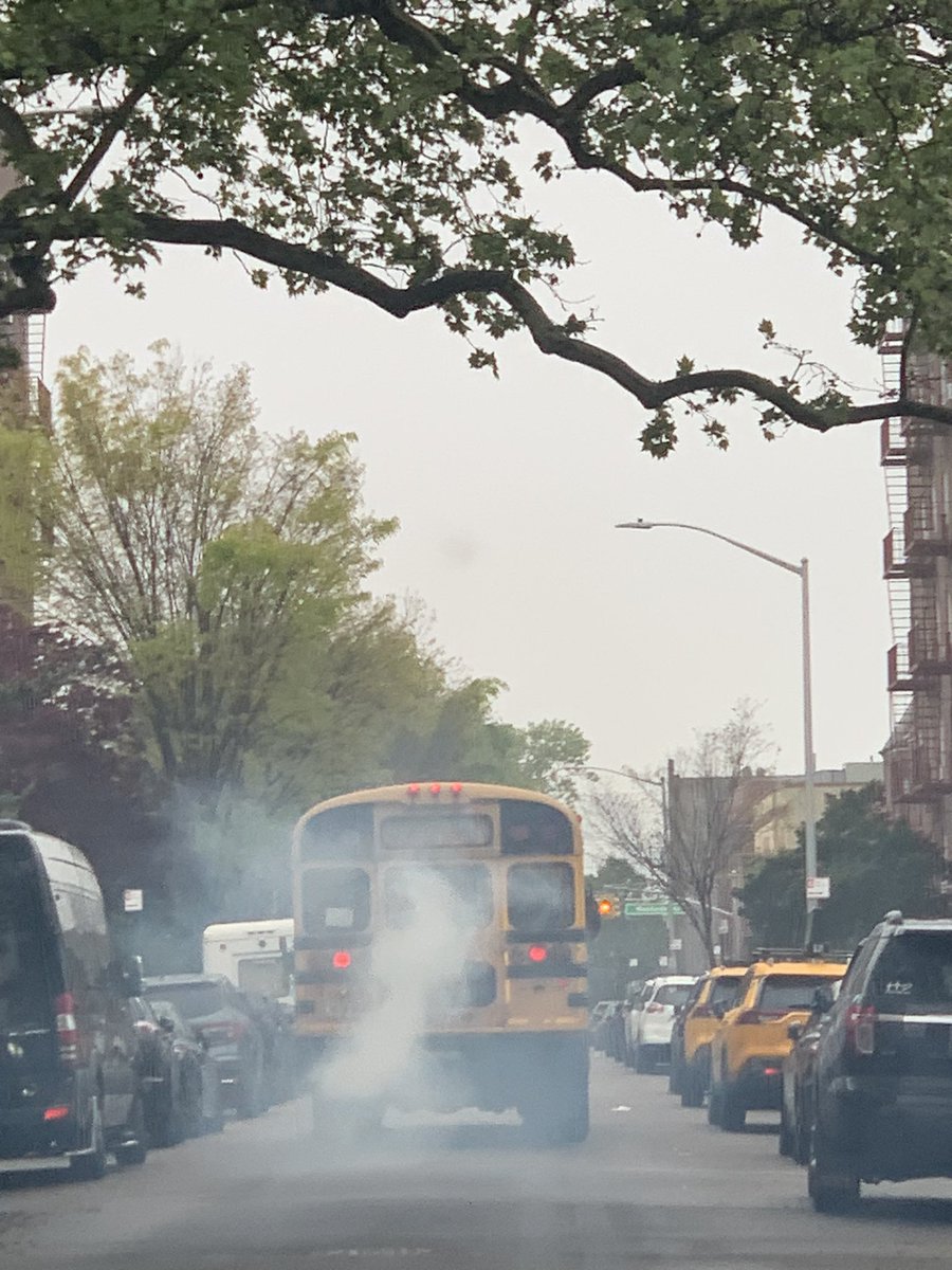 4uiteach's tweet photo. @NYCMayorsOffice @1010WINS Is this legal? @NYCMayor @@NYC_DOT https://t.co/S1rNQTXprN