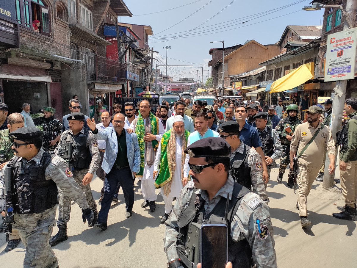 Ashraf__Mir's tweet image. #ApniParty draws inspiration from the saints who graced our region, pledging to revive Srinagar's 'Shaher-e-Khaas'. Our historic roadshow underscores this vow, marking a significant step towards restoring the city's splendor. #SrinagarDeservesBetter