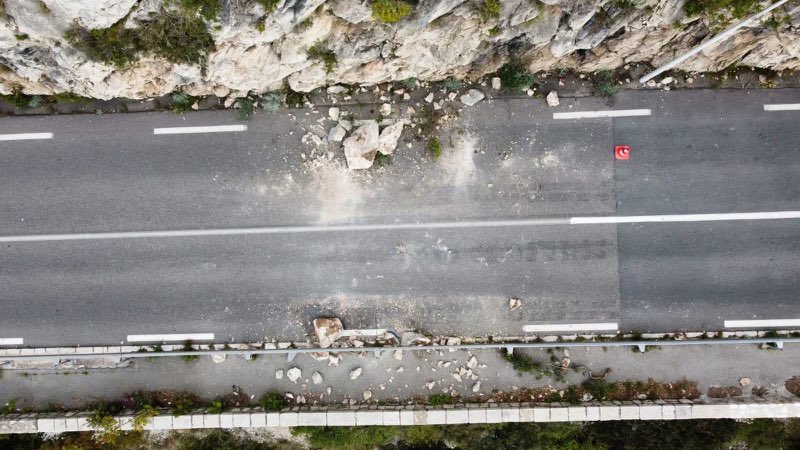 ⚠️La moyenne corniche (RM 6007) est fermée depuis hier soir avant le tunnel de Madrid suite à des chutes de pierres. Notre géologue et une entreprise de travaux acrobatiques sont actuellement sur place pour évaluer la situation. #NiceCotedAzur