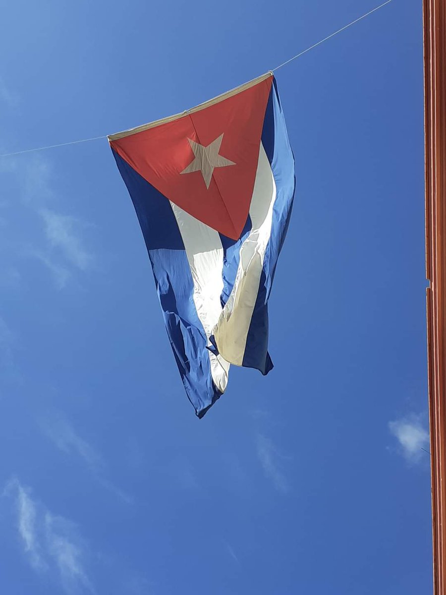 #Cuba #CubaSocialista 🇨🇺 ¿No la veís? Mi bandera es aquella / que no ha sido jamás mercenaria, / y en la cual resplandece una estrella, / con más luz cuando más solitaria.