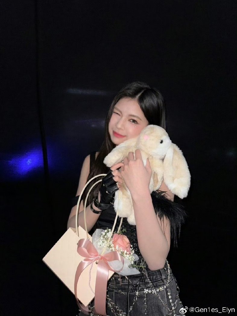 【Elyn Weibo update】
昨天的快乐今天发🖤 ​

#Elyn #อีลีน
#Gen1es_Elyn #Gen1es
<a href="/Gen1esOfficial/">Gen1es Official</a>