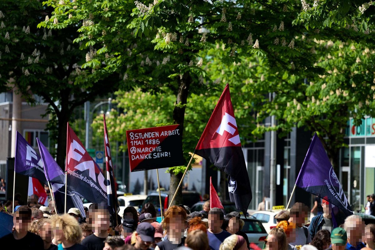 Together with other grassroot groups the @FAU_Freiburg formed an own block at the main labour union May Day rally. Comrades also set up 2 info booths & took part in a self-organised street festival.

actions worldwide: globalmayday.net/gmd2024/report…

#globalmayday2024
#1world1struggle