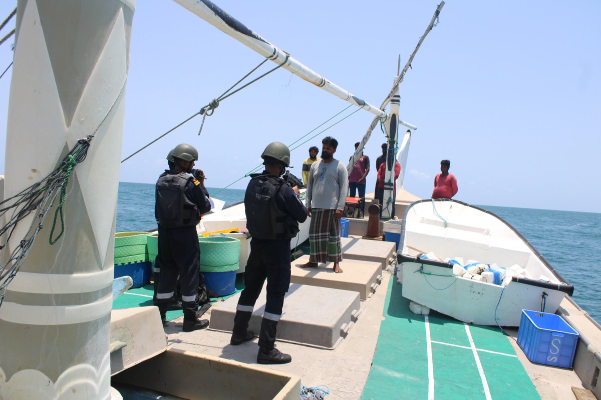 .@IndiaCoastGuard's swift action! #ICG today detained an Iranian fishing vessel w/ 6 Indian crew, off the Kerala coast, ensuring maritime security. Investigations underway to thwart any anti-national activities. #MaritimeSecurity More: pib.gov.in/PressReleasePa… @giridhararamane