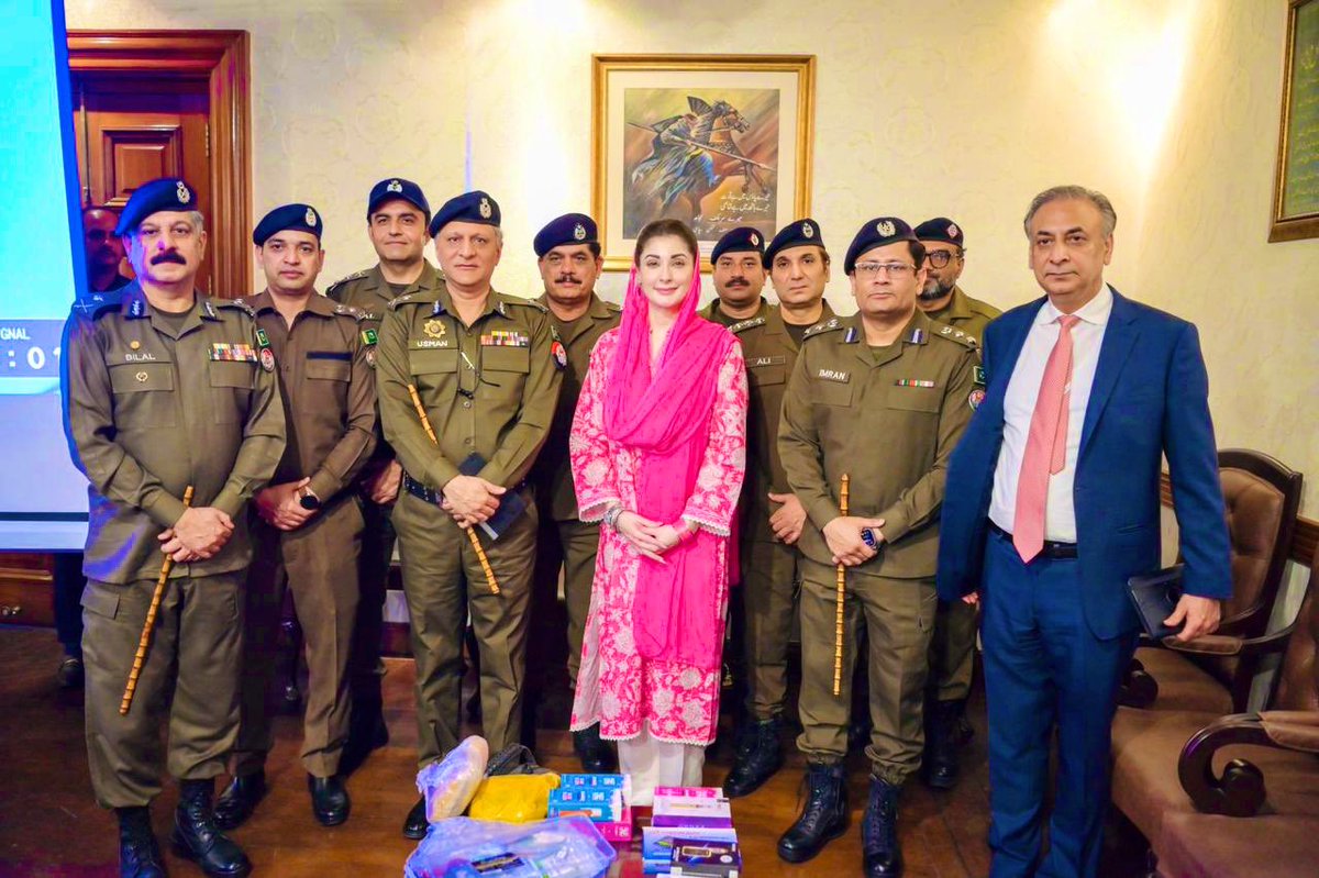وزیراعلی پنجاب مریم نواز صاحبہ کی منشیات سپلائی کرنے والے گینگ کو پکڑنے والی پنجاب پولیس کی ٹیم کے ساتھ گروپ فوٹو
