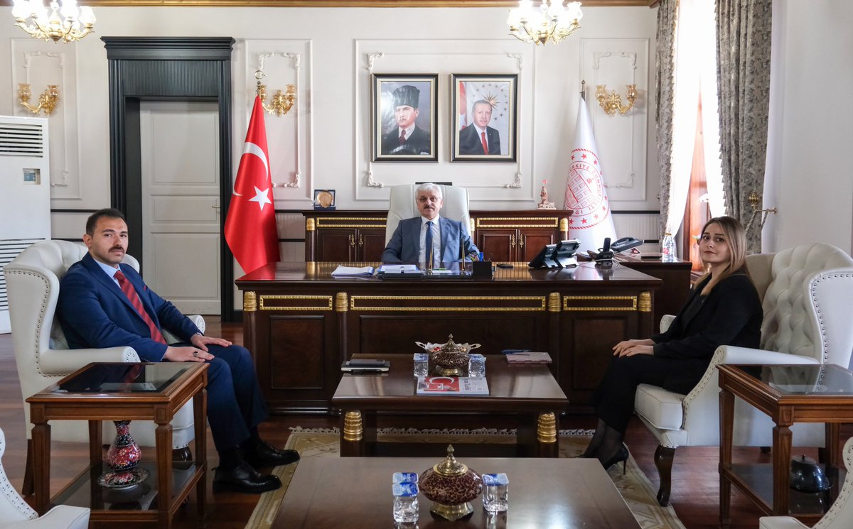 İlimize atanarak yeni görevlerine başlayan Seben Kaymakam V. Nursen Yüce ile Kıbrıscık Kaymakam V. Metehan Güngör, Valimiz Sayın @Erkan_Kilic14’ı makamında ziyaret ettiler.

Valimiz Sayın Erkan Kılıç, Seben Kaymakam V. Nursen Yüce’ye ve Kıbrıscık Kaymakam V. Metehan Güngör’e yeni
