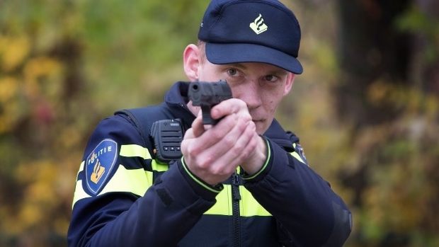 Waarschuwingsschot op de A16 na online filmpje met messen en vuurwapens - dehavenloods.nl/l/52929