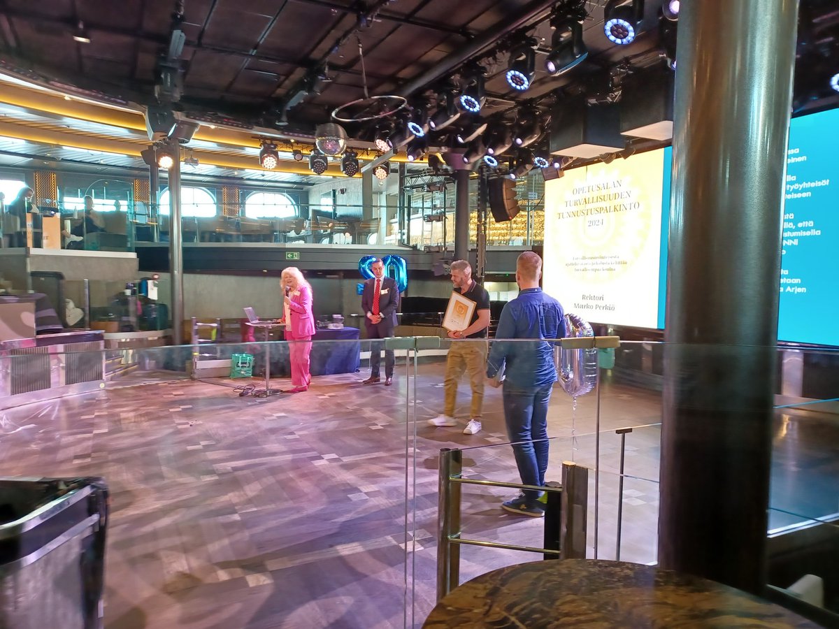.<a href="/SPPL_ry/">Palopäällystöliitto</a> Opetusalan turvallisuusfoorumilla myönnettiin Opetusalan #turvallisuuspalkinto Ounasrinteen #peruskoulu'lle #Rovaniemi. Palkinnon vastaanottaa turvallisuusvastaava, opettaja Markus Veteläinen. Tunnustuspalkinto Kontulan #alakoulu'n #Helsinki rehtori Marko Perkiölle.🌹🥂
