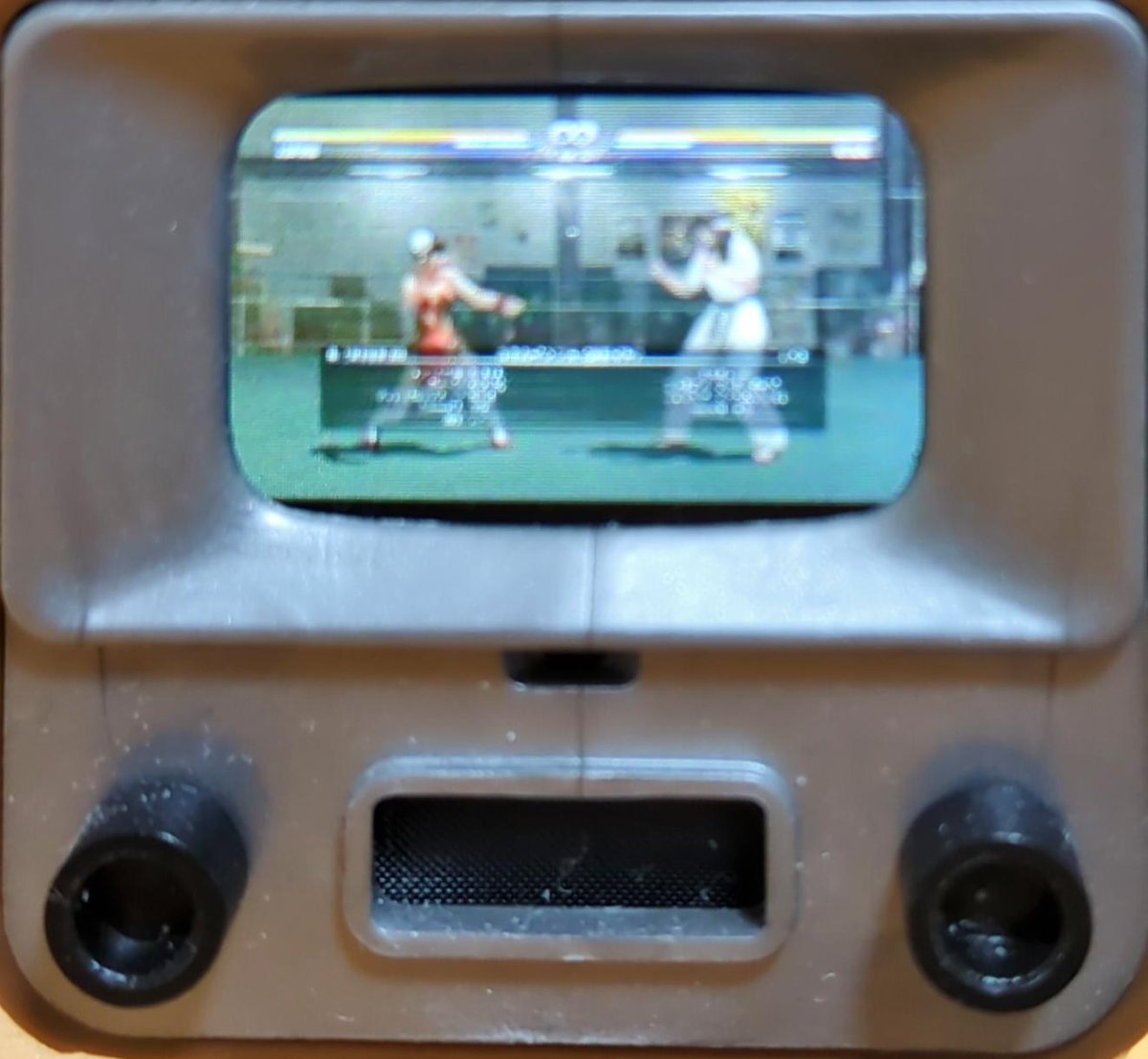 fujikochanffgm's tweet photo. こんな小さなモニターでゲームしてたら目が壊れそうになりました。。。
ちなみにDOA6をプレイです。
#TinyTV https://t.co/E8n73qlfTw