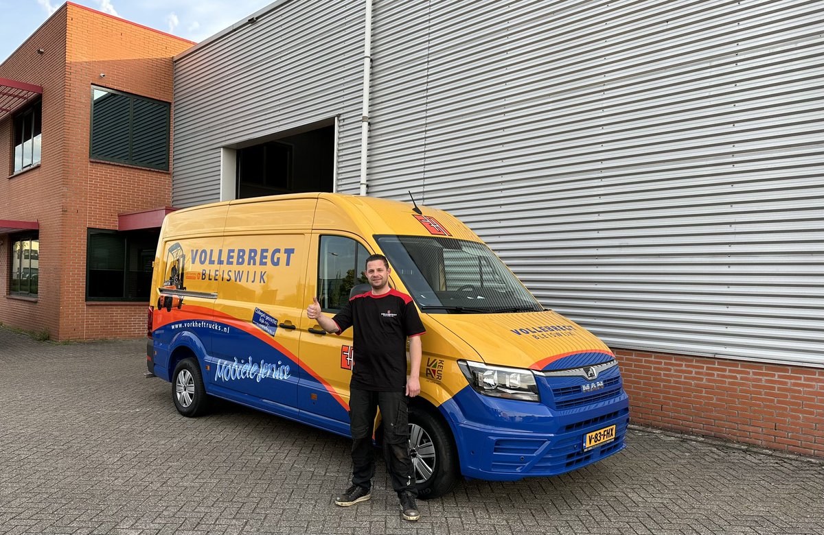Een mooie nieuwe servicebus voor onze buitendienst collega Sander. Heel veel succes en veilige kilometers toegewenst!!