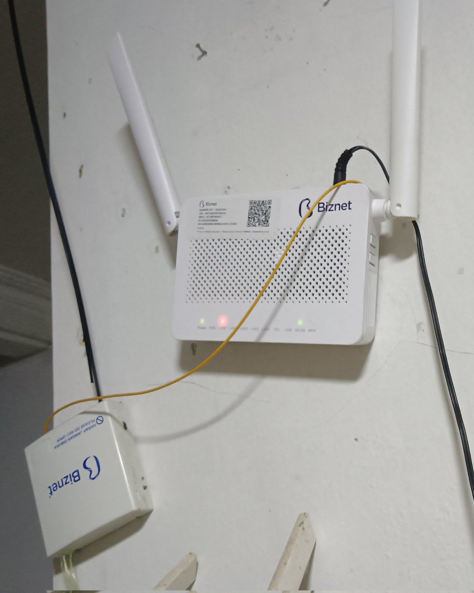 Fhinaa_'s tweet photo. @BiznetHome internet wifi gak bisa nih.. Admin follow up!! https://t.co/p4aLwAukWX