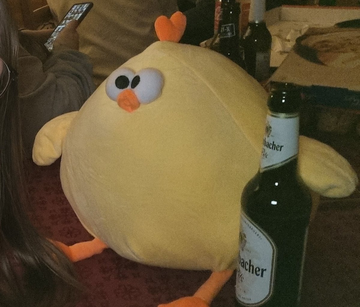 anna09045's tweet image. Ich hab zum Geburtstag ein Huhn kuscheltier bekommen. Hab damals beiträge von dem Huhn auf ein Profil gefunden in dem es zum Beispiel ins gym geht oder bei kfc Kannibalismus begeht.

Meins ist Alkoholiker geworden.

Einen Namen hat es bisher noch nicht, Vorschläge erwünscht.