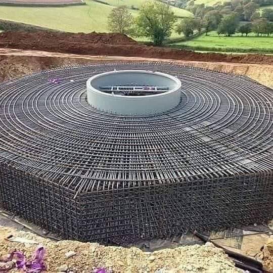 [#Béton] Cette photo d'un socle d'#éolienne en construction est devenue l'une des illustrations préférées des opposants aux #EnR pour désinformer le public sur les réseaux sociaux. La méthode est presque toujours la même :

1️⃣ Affirmer que ces socles resteraient 'à tout jamais…