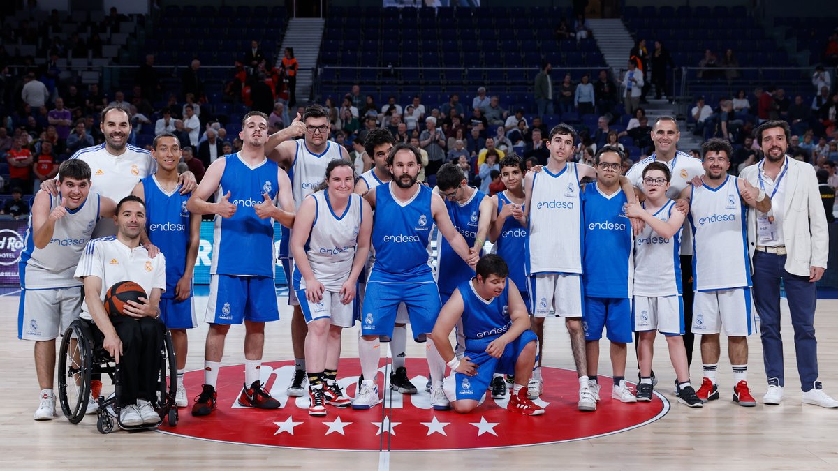 😍🙌 ¡Espectacular el recibimiento que tuvieron los chicos premiados por buen comportamiento de las escuelas adaptadas de baloncesto ayer en el WiZink Center, gracias al apoyo de @Endesa!
#FundaciónRM | @RMBaloncesto