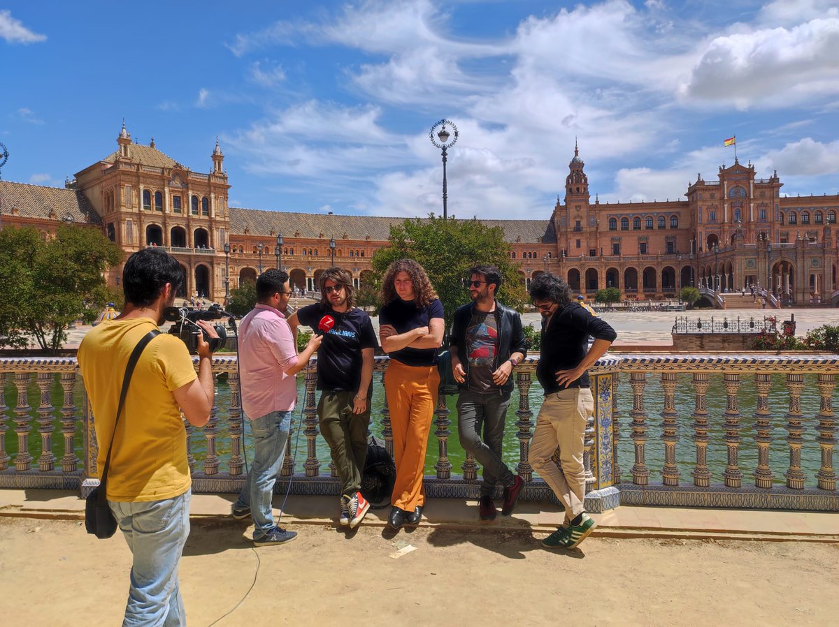 @CanalSurRadio Y ponemos punto y final a esta intensa jornada con @7TVSevilla, donde también podrás ver a los chicos de #DerbyMotoretasBurritoKachimba hablar de su próxima cita en #ICÓNICASANTALUCÍASevillaFest.

¡Menudo decorado han elegido, eh! 😉