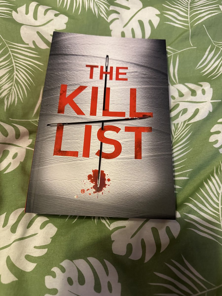 ℬ𝒶𝓃𝓀 ℋℴ𝓁𝒾𝒹𝒶𝓎 ℳℴ𝓃𝒹𝒶𝓎 Comfies on and I’m getting lost in books! Next up is #thekilllist which also publishes Thursday 🩵