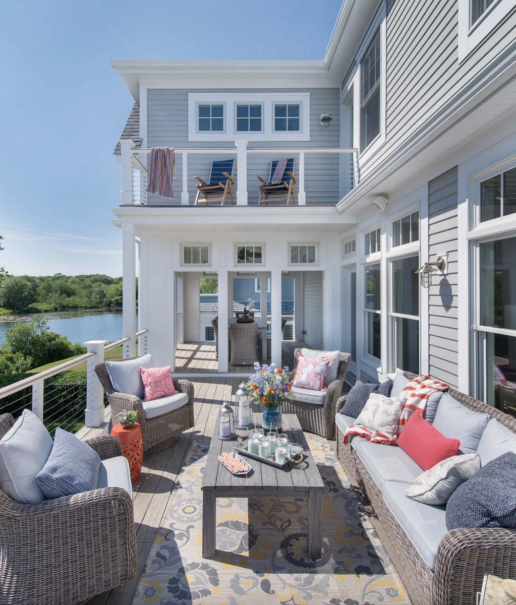 An impressive beach house in Rhode Island built to withstand storms onekindesign.com/2023/05/08/bea…