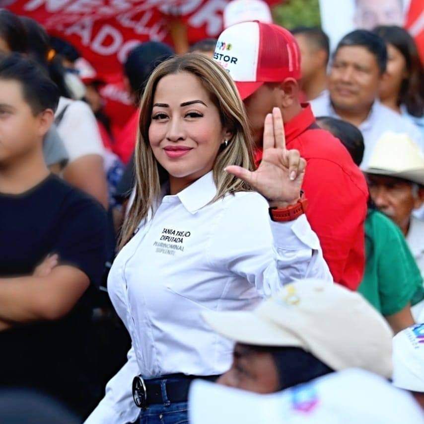 Emperathore's tweet photo. #LaloLalínCanallín Me informa mi #CISEN que #TaniaTrejo candidata de la coalición #MejorRumbo para #Puebla, suplente de @DelfinaPozosV y novia de Juan de Dios Bravo, integrante de la plantilla de @marioriestra, andaba en malos pasos del #Huachicol y son los que... https://t.co/WhTAXiw1V4