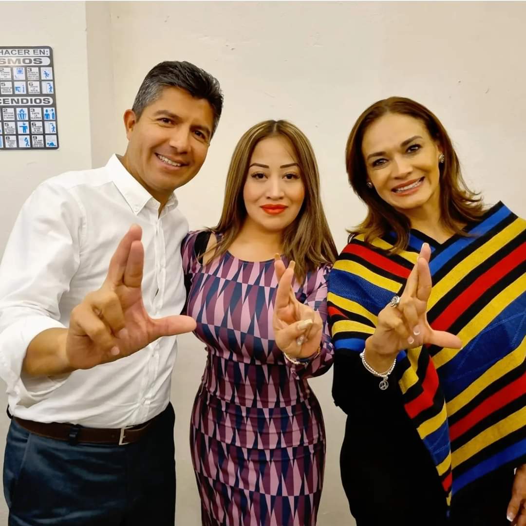 Emperathore's tweet photo. #LaloLalínCanallín Me informa mi #CISEN que #TaniaTrejo candidata de la coalición #MejorRumbo para #Puebla, suplente de @DelfinaPozosV y novia de Juan de Dios Bravo, integrante de la plantilla de @marioriestra, andaba en malos pasos del #Huachicol y son los que... https://t.co/WhTAXiw1V4