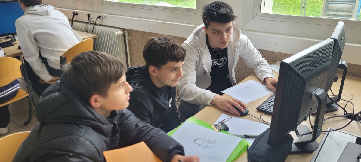 FredB24LML's tweet photo. Après la pause repas, retour au défi accompagné par les élèves de 1ère #sti2d du #lyceelotetbastide https://t.co/wZlo6DRJh5