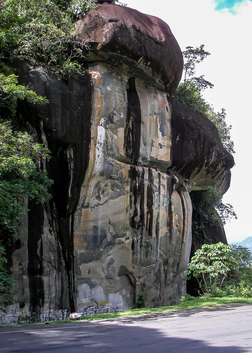 Espectacular 
LA PIEDRA DE LA VIRGEN ubicada en la entrada al Parque Nacional CANAIMA especificamente en el Km 18 de la troncal 10 vía La Gran Sabana…Edo Bolívar VENEZUELA 🇻🇪🇻🇪🇻🇪🇻🇪🇻🇪🇻🇪🇻🇪🇻🇪🇻🇪🇻🇪🇻🇪🇻🇪🇻🇪🇻🇪🇻🇪🇻🇪
📸 paolo stefano 
#VenezuelasiempreVenezuela