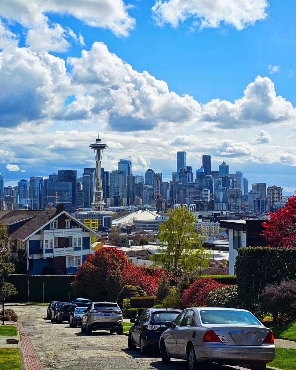Seattle 🩷🏙️
.
.
➢ Repost from @usofamerica_ig
📸: unknown (dm for credit)
.
.
#conexaoamerica 
#seattle #pnw #washington #s #washingtonstate #seahawks #seattlewashington #grunge #music  #pacificnorthwest #seattleseahawks #photography #gohawks #love #tacoma #art #nirvana