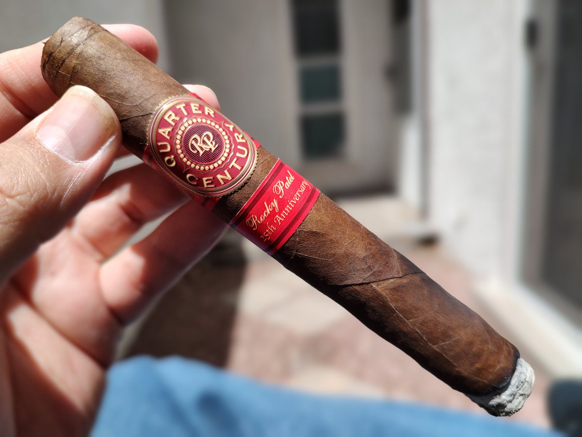 🩶Rocky Patel Quarter Century 🩶
Hope everyone has a great week.  Smoke'em if ya got'em.🗣️💨
#Cigar #Cigars #nowsmoking #botl @CigarAficMag @CigarAdvisor @Cigars_Daily @CigarsIntl @CigarWorld  @FamousSmokeShop @cigarsnobmag @cigarspirits @RockyPatelCigar