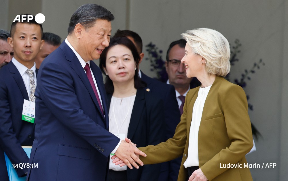 La presidenta de la Comisión Europea, Ursula von der Leyen, expresa su confianza en que China continuará moderando las amenazas nucleares rusas, tras reunirse en París con el presidente chino, Xi Jinping, y su par francés, Emmanuel Macron #AFP