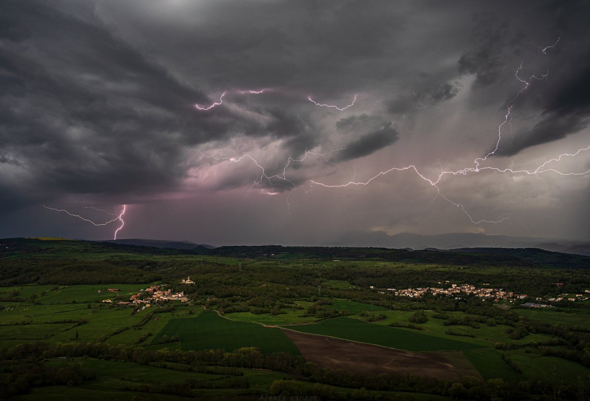 Un autre cliché des orages hier dans le Puy de dôme !
#Auvergne #orage