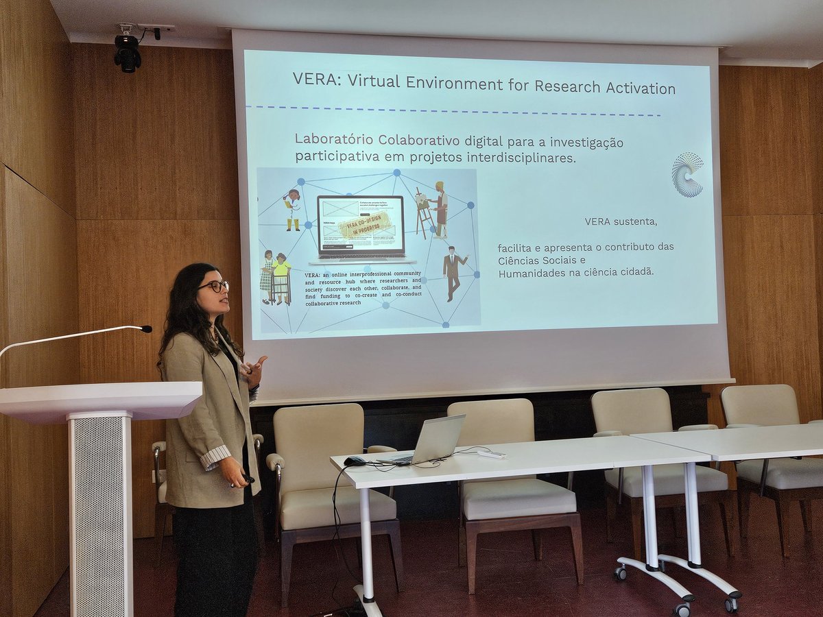 <a href="/lorecaliman/">Lorena Maria</a>, representando o nó português da <a href="/OPERASEU/">OPERAS Research Infrastructure - not posting on X</a>, apresenta a plataforma  #VERA para ciência participativa em Ciências Sociais e Humanas no evento Comunidades de #CiênciaAberta na <a href="/UnivdeCoimbra/">Universidade de Coimbra</a> 2024. <a href="/uc_openscience/">UC Open Science</a> #openscience #multilingualism #citizenscience #SSH