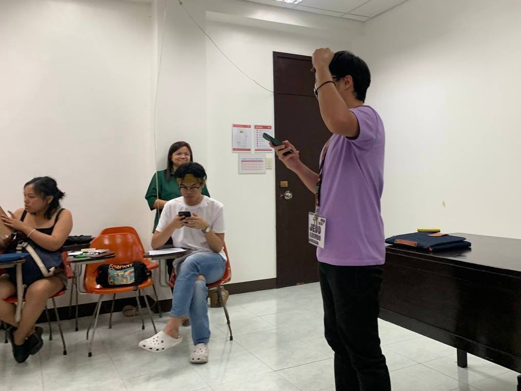 DEVCOM: Sinimulan na ng isa sa mga kumakandidato para sa CDC SC Elections ang kaniyang room-to-room campaign sa CDC DECIMU ngayong hapon, Mayo 6.

✍🏽: Mervin Delos Reyes
📸: Karylle Payas

#DevComHalalan
#TanglawDevcom 
#IkawAngTanglaw 
#MalapitNa

[1/3]