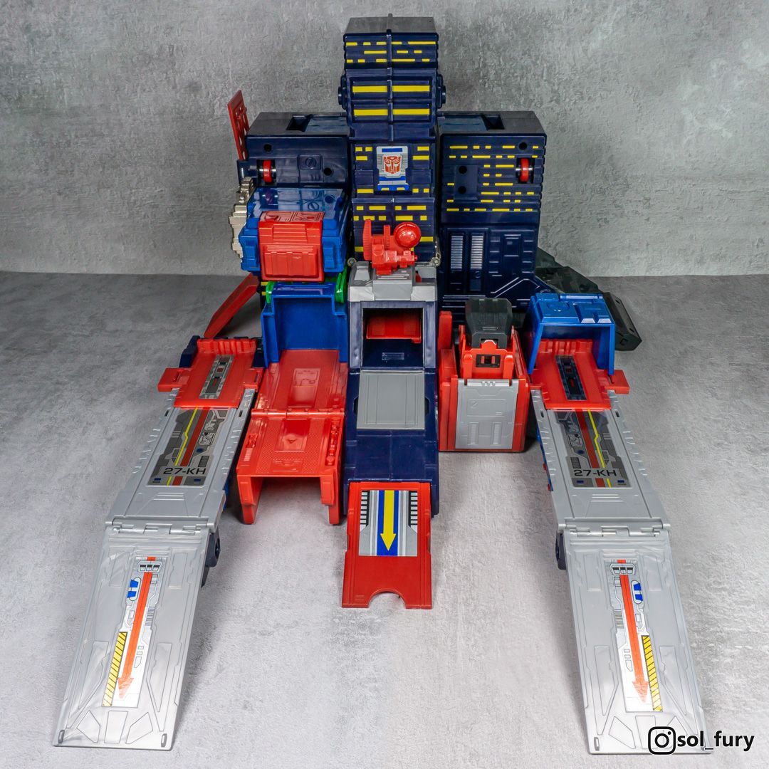 SolFury's tweet image. The mighty Fortress Maximus, aka Brave Maximus, can conquer any foe, except one: the toy safety "drop test".

#transformers 
#robotsindisguise #transformersrobotsindisguise
#carrobots #transformerscarrobots