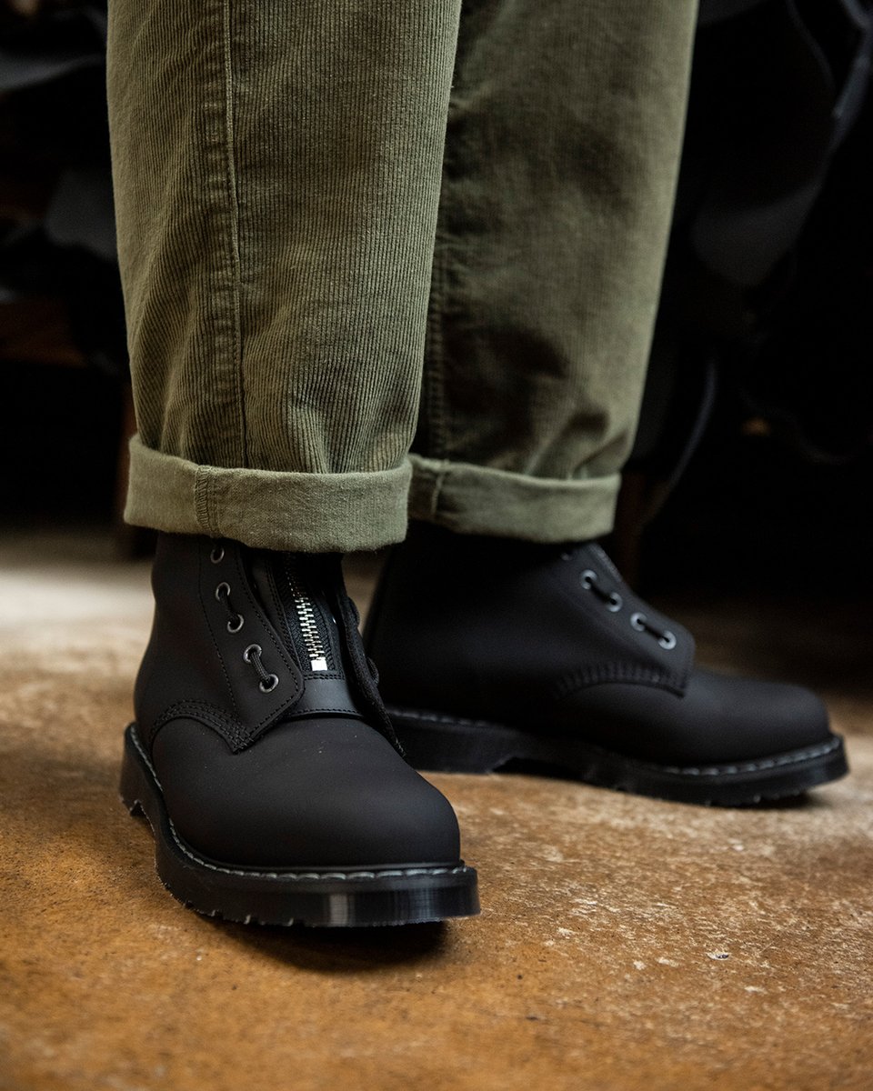 Simplify the process of wearing your Solovair Derby Boots by utilising our leather Zip Guard. This convenient accessory is offered in a variety of colours such as Black Hi-Shine, Black Greasy, Gaucho Crazy Horse, and Burgundy Rub-Off. Shop - l8r.it/GVUo