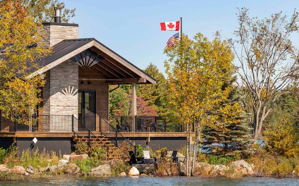 This lakeside haven provides a spectacular family retreat on Lake Huron onekindesign.com/2020/03/12/fam…