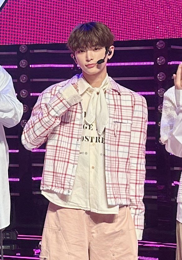 happyruru_'s tweet photo. 저요 저는 반바지 입은 이 분이랑 우산 같이 쓸래요 https://t.co/lRCZOuSlhd