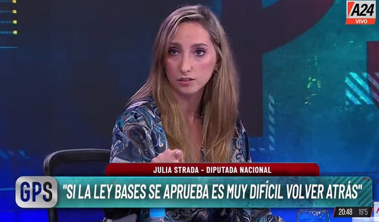 La diputada Kirchnerista Julia Strada, comenta que una vez aprobada la LEY BASES, será difícil volver a la lógica PERONISTA.
Traducción: ... Será difícil volver a la lógica de robarle a la gente desde el Estado, será difícil volver a embaucar a la gente con una filosofía política…