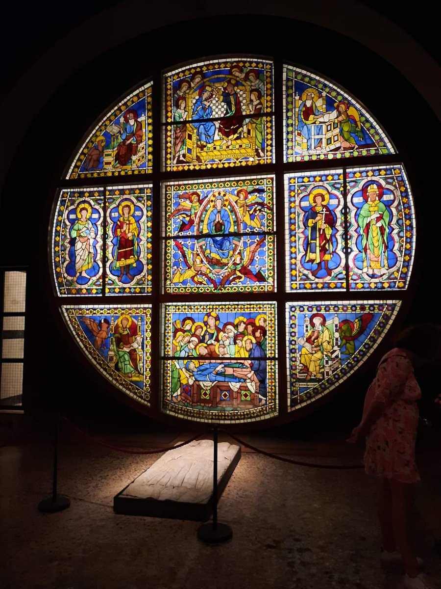 Le vitrail de l'abside de la Cathédrale de Sienne peint par Duccio di Buoninsegna en 1287. Précieux chef-d'œuvre du gothique siennois Il fut démonté pour la 1ère fois pour le protéger des événements de guerre.
Ce serait le vitrail le plus ancien de fabrication italienne.