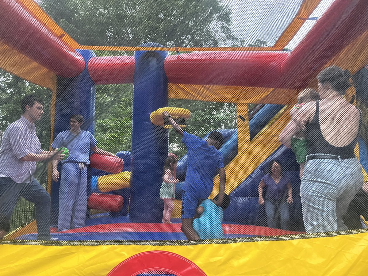 Celebrating our Chief Residents in General Surgery w piñatas and bounce house @VUMCSurgRes @VUMCSurgOnc @VUMCDiscoveries @VUMCSurgery so proud of their accomplishments