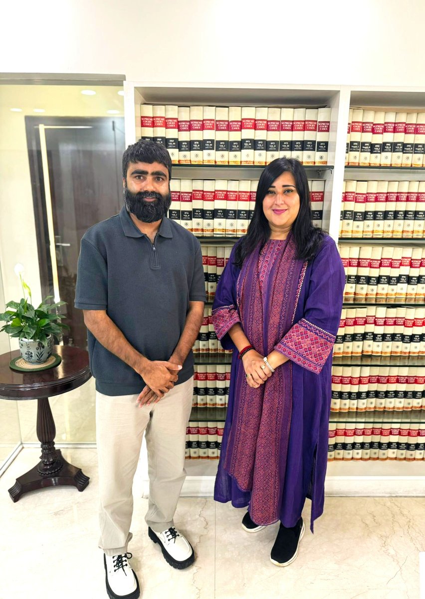 Truly a humble lady.... It was a nice meeting @BansuriSwaraj ji. Best wishes for 25th may :) (She assured me that she'll handle my cases now-on 😃)