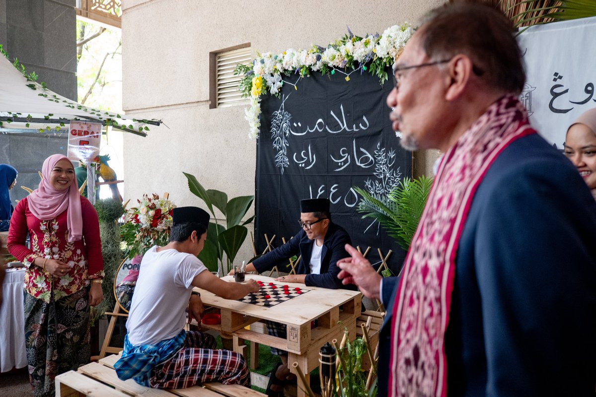 Tadi di Majlis Aidilfitri anjuran Jabatan Imigresen saya sampaikan beberapa perkara iaitu bahawa isu integriti melibatkan beberapa pegawai dan kakitangan di dalam Jabatan Imigresen yang terlibat dalam satu sindiket di KLIA baru-baru ini tidak boleh diterima sama sekali. 

Namun,…