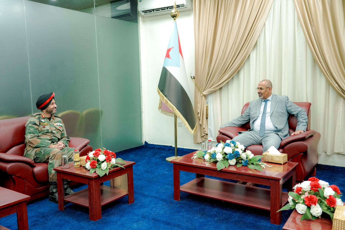 الرئيس الزبيدي يلتقي بالملحق العسكري في السفارة الهندية لتعزيز العلاقة بين البلدين