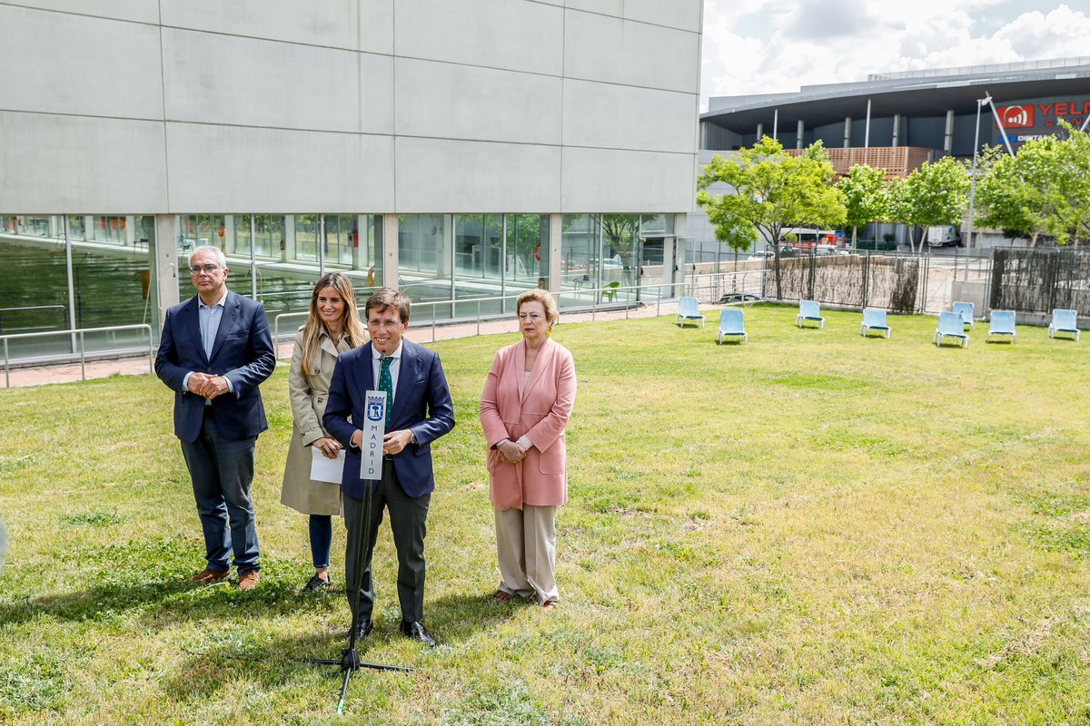 Los madrileños tendrán este verano más opciones que nunca para disfrutar de las piscinas municipales. 28 piscinas disponibles, entre ellas, las nuevas de Tetuán y Barajas. Los distritos con sus instalaciones en obras contarán con ocho piscinas cubiertas con zona de solárium.