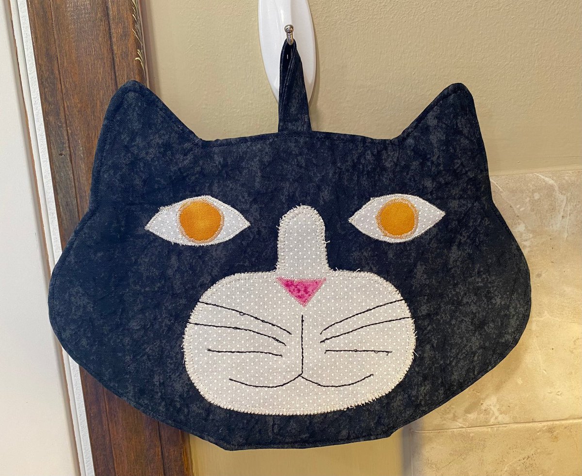 Black cat pot holder, hot pad or use as a decoration. Available now. foreverhomequilts.etsy.com/listing/170502… #cats #potholder #hotpad #decor #kitchen #blackcat #cooking #baking #catlover ❤️