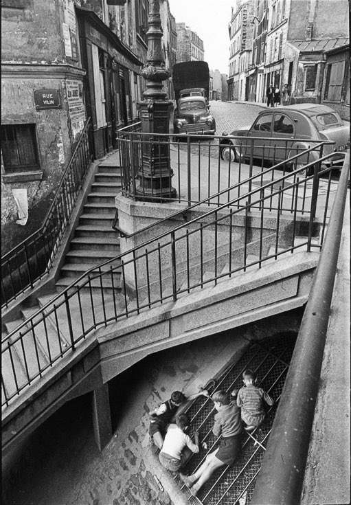 Paris’te Belleville mahallesinin çocukları, Rue Vilin merdivenleri altında oynuyor. ✨

📷Willy Ronis, 1959