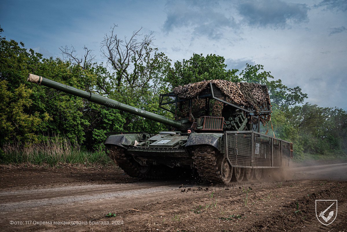 #Ukraine/#Russia 🇺🇦🇷🇺: 🇵🇱#Polish PT-91 Twardy tank in service with 🇺🇦#Ukrainian 117th Separate Mechanized Brigade in #Zaporizhzhia Oblast. The tank received additional Kontakt-1 ERA on the lower hull plate and on the sides of the tank, where they complemented the original