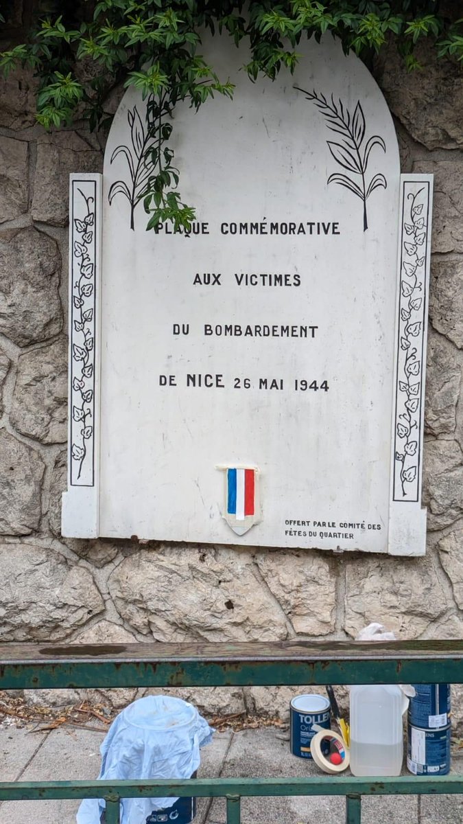 A #Nice06 Réfection totale par nos services @VilledeNice @MetropoleNCA de la plaque commémorant les victimes du bombardement de Saint Roch (pour la 1° fois depuis 30 ans !).
#devoirdemémoire
#80ansdelaLibération